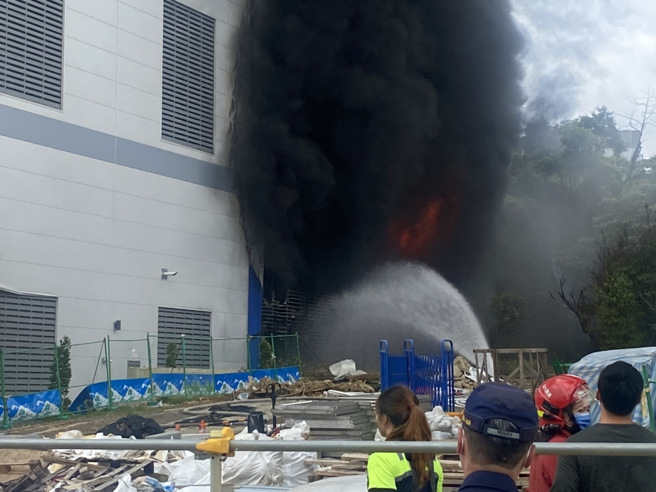 竹科亞東氣體廠房爆炸起火竄濃煙 園區大規模跳電。／陳育賢攝
