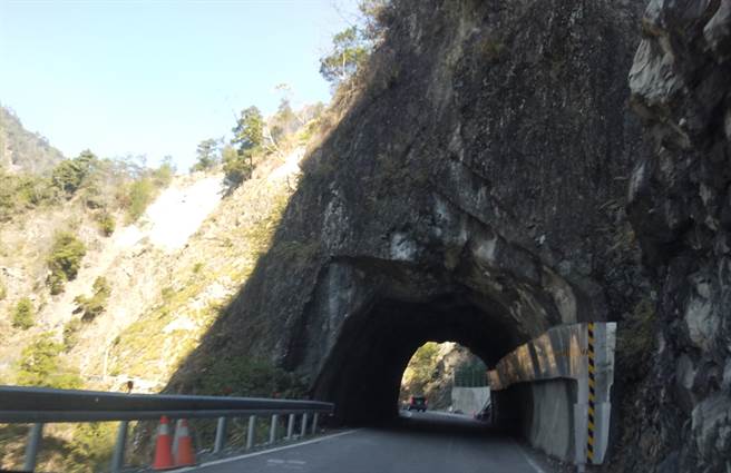 中橫便道自5月27日至7月18日止，每周五至周一將增加上午10時班次。（陳淑娥攝）