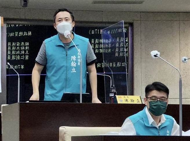 县议员陈翰立等人，19日质疑校园安全亮红灯。（廖志晃摄）