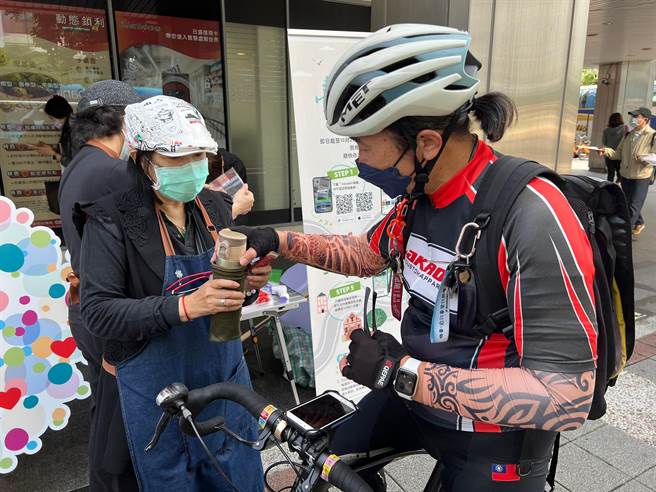 「台北骑遇」三部曲自上月展开，首部曲「遇见好礼」成效不错，共吸引1045人报名，累积骑乘里程达5.2万公里、4200人次。（交通局提供）