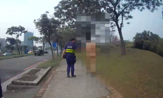 高雄美术馆广场惊见裸男逛大街，警逮回辩:吸毒惹祸。(戴志扬翻摄)