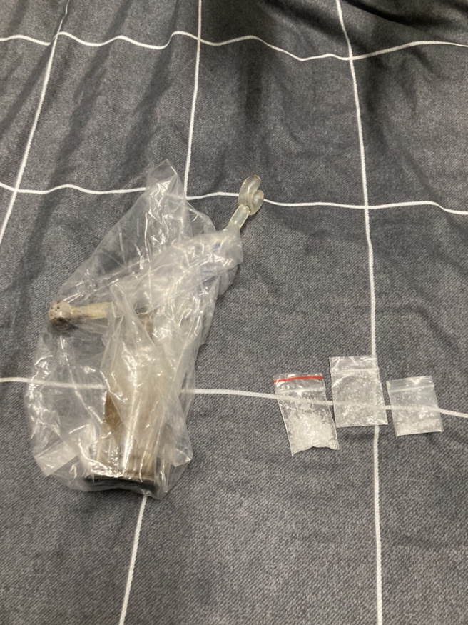 高雄美术馆广场惊见裸男逛大街，警方在其衣物内查获毒品。(戴志扬翻摄)