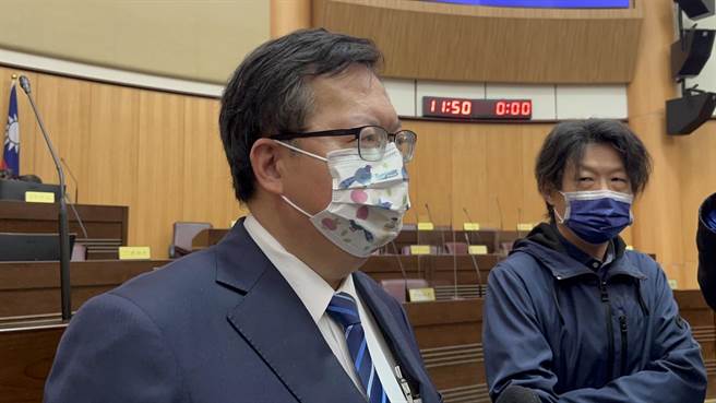 桃園市長鄭文燦強調民進黨6月才提名，現在是以防疫為優先。（陳夢茹攝）