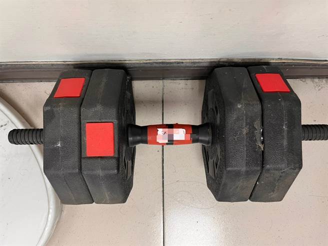 哑铃是讨债集团体罚被害人之用。（翻摄照片／崔正纲高雄传真）