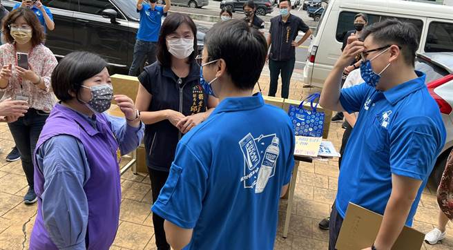 台中市议会副议长顏莉敏（前左一），今天协同金车公司致赠机能气泡饮给卫生局人员，一起为防疫前线人员加油打气。（顏莉敏沙鹿服务处提供）