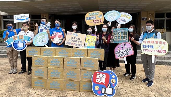 台中市议会副议长顏莉敏（右五），今天协同金车公司致赠机能气泡饮给卫生局人员，一起为防疫前线人员加油打气。（顏莉敏沙鹿服务处提供）