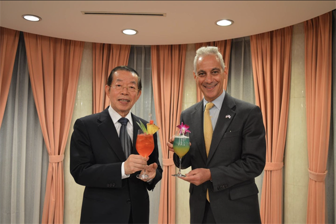 美國駐日大使易曼紐（Rahm Emanuel）在我駐日代表處官邸餐敘，雙方就支持立陶宛、烏克蘭等共同關心事務廣泛交換意見。（取自謝長廷臉書）