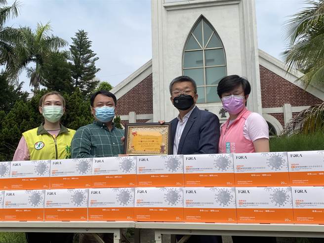 立法院副院长蔡其昌19日上午与民进党市议员赖佳薇与市议员参选人陈俞融到光音育幼院捐赠快筛剂。（冯惠宜摄）