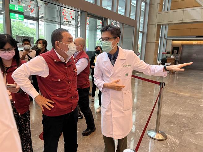 侯友宜今慰问亚东医院医疗团队。（王扬杰摄）