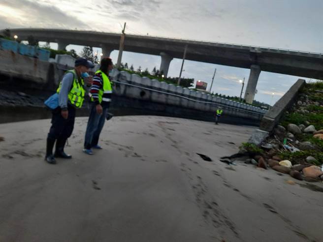 搜救人員持續找尋失蹤的李姓女子。（翻攝照片／李京昇苗栗傳真）