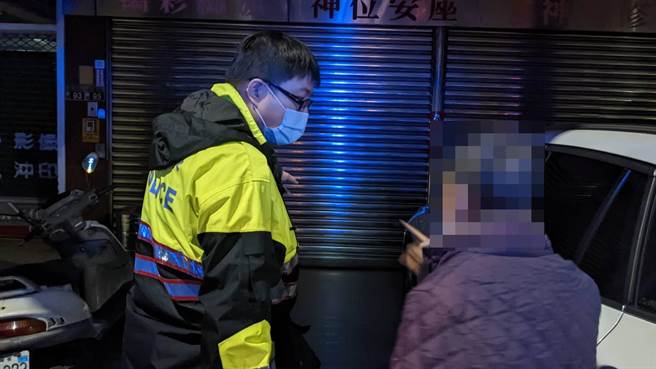 员警清晨顺利将8旬江妇护送返家。（警方提供）