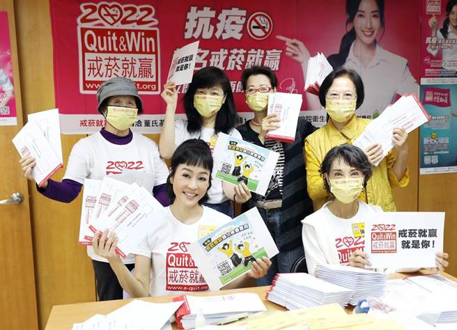 唐玲到基金会担任义工，分享戒菸经验。（董氏基金会提供）