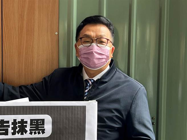 民進黨立委陳歐珀為宜蘭縣長選情分析報導，赴北檢提告自由時報鍾姓記者涉嫌誹謗。(蔣永佑攝)