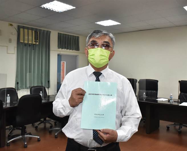 高苑科大校长赵必孝19日出示一厚达数百页的教育部专案辅导学校改善计画大纲，但董事会未加採用。（林瑞益摄）