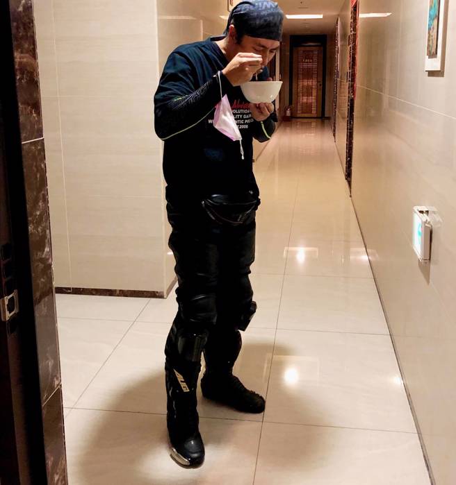 莊凱勛因故送孩子的東西回家，卻怕他們染疫，只能站在家門口狼狽吃麵。(翻攝自莊凱勛 Kaiser – Chuang臉書)

