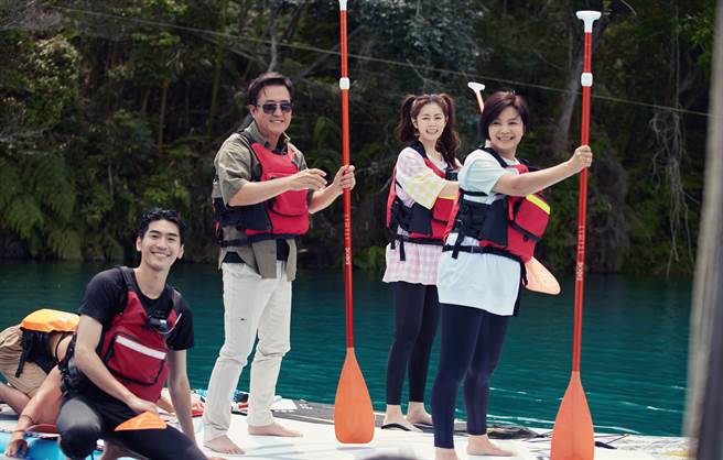 涂善存（左起）、检场、任容萱、杨贵媚挑战水上活动。（MyVideo提供）