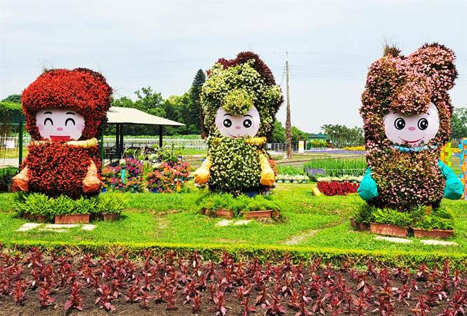 新冠疫情期间民眾无法出国旅游，吸引各地游客前来赏花散心。（陈世宗摄）