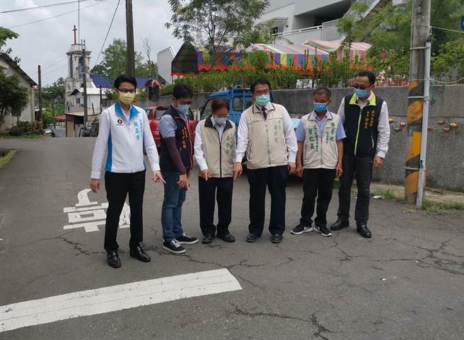 台南市長黃偉哲(右三)視察南化區待改善道路。(劉秀芬攝)