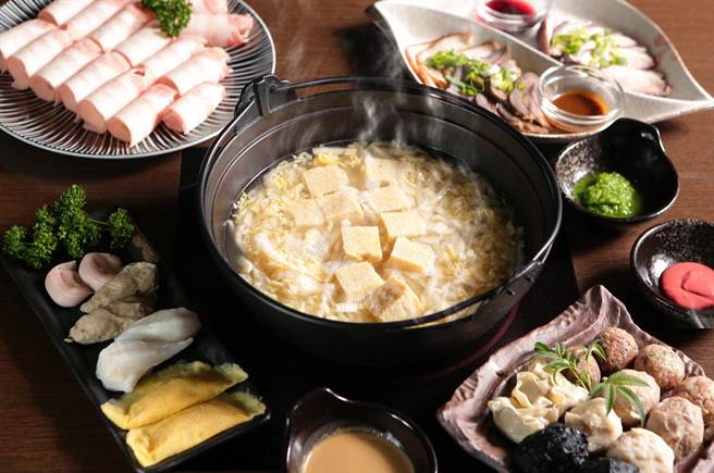 冬乡小厨「经典赏味外带组」1999元，内含招牌酸白菜锅底，精选白肉、丸饺类等火锅料，和费时耗工制作的红酒醉鸡。（冬乡小厨提供）