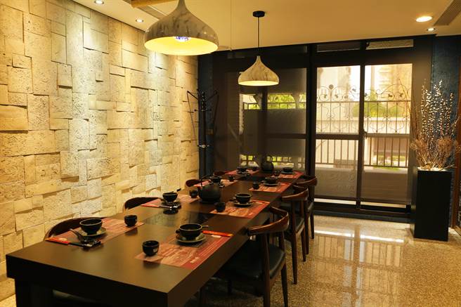 想吃冬乡小厨可得先预约，服务人员将採桌边服务。（冬乡小厨提供）