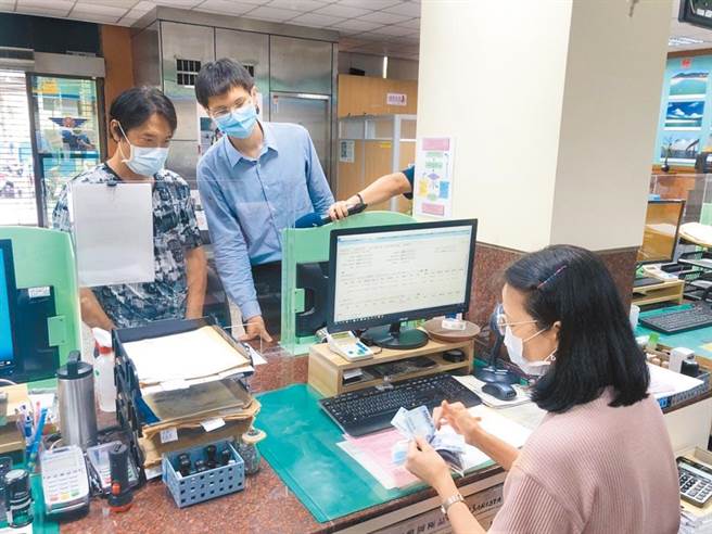 男子陈青旭（左一）缴罚款后，状告当时执行署副署长偽造文书。（本报资料照片）