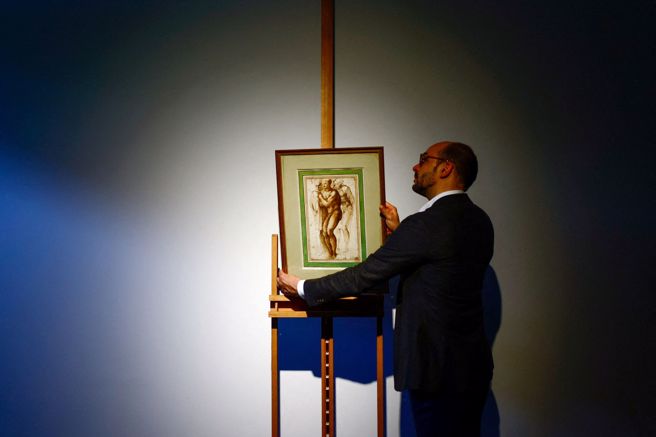 米開朗基羅（Michelangelo）首幅已知的裸體素描今天在法國巴黎佳士得拍賣會以2300萬歐元（約新台幣7.1億元）落槌，創下這位文藝復興巨匠畫作的拍賣紀錄。(圖／路透社)