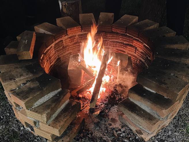 温暖炉火让几人度过美好的夜晚。(图/孙艺真 IG)