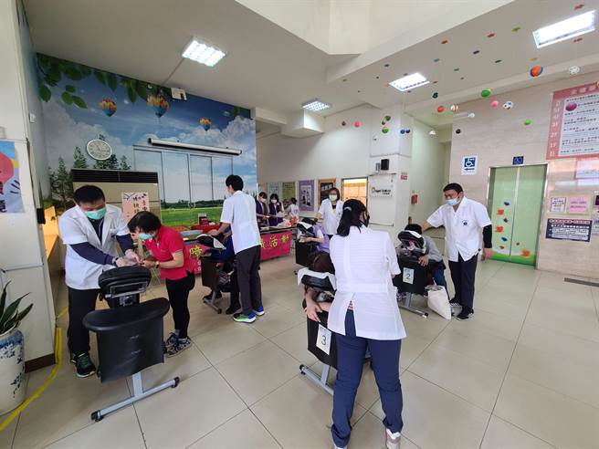 台中市勞工局為增加視障按摩師職場競爭力，辦理許多場次的教育訓練與研習課程，提升視障按摩師技能與知識，歡迎企業踴躍進用視障按摩師，既可符合法令規範、又可增加員工福利。（勞工局提供／謝瓊雲台中傳真）