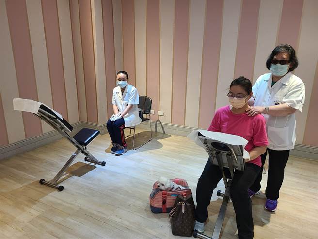 台中市勞工局為增加視障按摩師職場競爭力，辦理許多場次的教育訓練與研習課程，提升視障按摩師技能與知識，歡迎企業踴躍進用視障按摩師，既可符合法令規範、又可增加員工福利。（勞工局提供／謝瓊雲台中傳真）