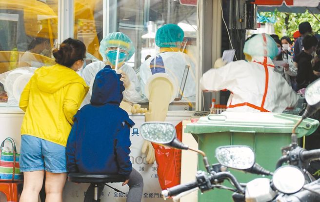 台北市立联合医院妇幼院区设立亲子儿童防疫急门诊，不少家长14日带着子女前往採检与就诊。（姚志平摄）