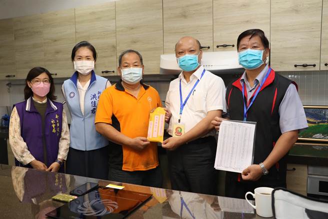 圓融行善團召集人許誥（右2）將15萬2千元善款交給林女士鄰居張老闆  （中），請他代轉。 圖左2為市議員洪佳君 、左1為土城社福中心督導洪婉嫃。（新北市社會局提供）