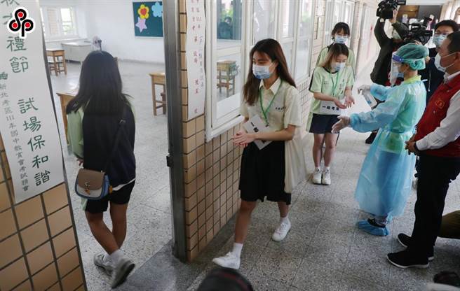 国中会考考场即将登场，各考区为配合防疫且顾及考生的权益，试场也做出不同的调整与动线规划，图为提供现场具发烧、呼吸道症状与居家隔离（有症状）对象考生用的二类备用试场。(本报资料照)