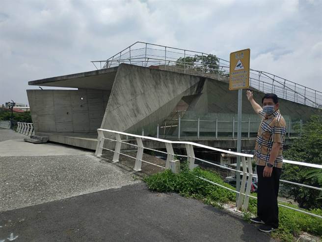 云林县政府设警示牌加强巡逻，避免北港镇「天空之桥」再被破坏。（张朝欣摄）