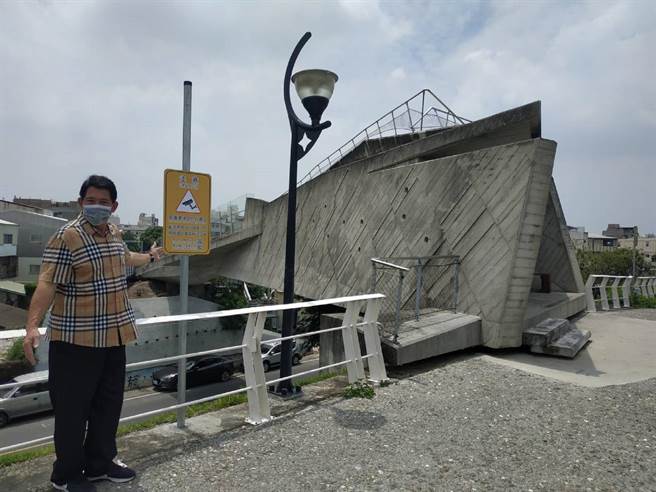 云林县政府设警示牌加强巡逻，避免北港镇「天空之桥」再被破坏。（张朝欣摄）