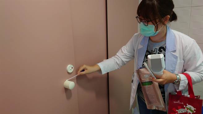 高雄市立大同医院透过仪器检测发现，公厕中的水龙头、擦手纸架旋钮、门把、坐式马桶坐垫、洗手乳压把菌落数最高，「定时清消」就能大幅降低感染率。（高雄市立大同医院提供／袁庭尧高雄传真）