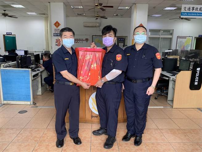 花蓮男子未戴口罩遭警方勸導時突然拿刀攻擊警方遭逮捕，花蓮分局長呂育騰（右一）到自強派出所慰問受傷警員。（花蓮警分局提供）