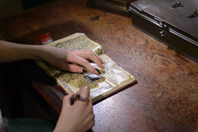 周文伟（David Wenwei Chou）犯案前曾寄7本名为「灭独天使日记」至《世界日报》办公室。(示意图／shutterstock)
