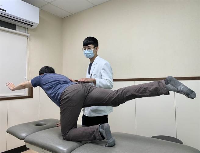 民眾防疫、待在室内时间变多，很容易引发姿势上的问题。活力得中山脊椎外科医院復健室物理治疗师吴瀚庭教授三招在家简易运动，有助延缓侧弯恶化。（活力得中山脊椎外科医院提供／袁庭尧高雄传真）