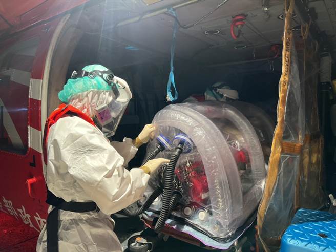 空勤隊用負壓隔離艙後送確診的綠島居民返回台灣治療。（空中勤務總隊台東豐年機場駐地勤務第3大隊提供／蔡旻妤台東傳真）