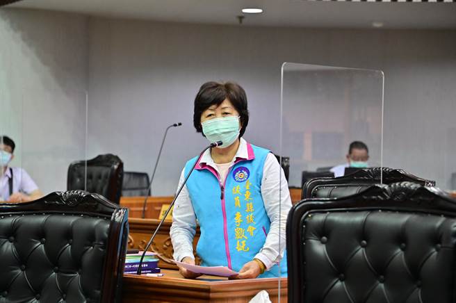 台東縣議員李數奼19日質詢關心離島防疫物資量能。（台東縣議會提供／蔡旻妤台東傳真）