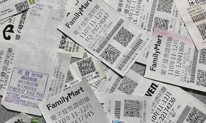 中区国税局抓到翻拍中奖发票盗领中奖金额。(本报资料照)