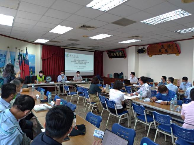   海洋委员会19日表示，小琉球周边海域目前同时存在观光游憩、传统渔业、生态保育等海域空间重迭使用问题，为找出解方，与交通部观光局、琉球区渔会等单位开会研商，议题包含海域空间利用分配规划、承载量及监测指标等。（图/ 中央社）