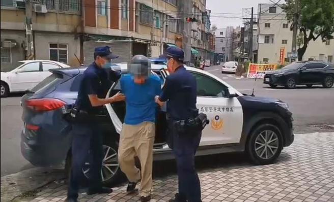 高雄市吴姓男子（中）19日凌晨闯入轻轨轨道，上午又在路竹区衝撞2辆轿车和警用机车后逃逸，逼得员警连开多枪，直到吴男开上国道才因车轮遭枪弹击中就范，吴男犯案动机尚待厘清，全案依法移送侦办。（图/ 中央社）