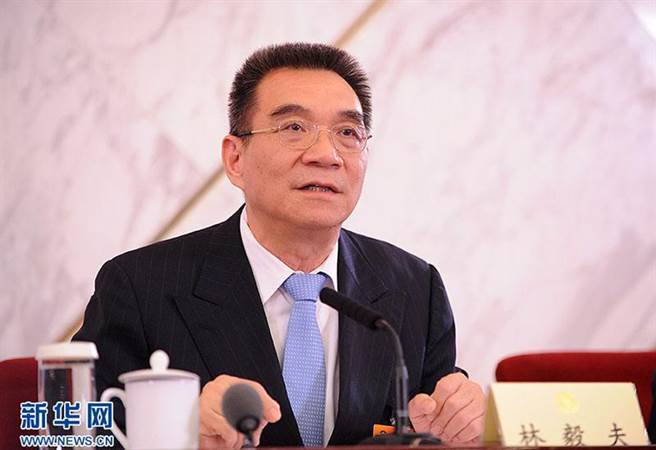 北京大学新结构经济学研究院院长林毅夫呼吁提升消费，建议在封控区发放人民币500元现金和1000元消费券。(新华社)