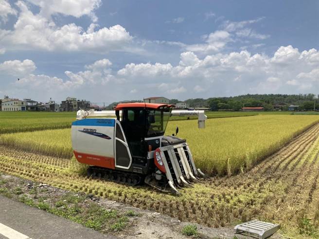 美浓区农会首创美浓气象战情中心，让农民割稻决策更精准。（高雄市农业局提供／林雅惠传真）