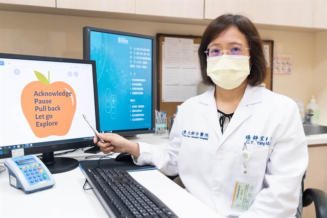 東元綜合醫院精神科主任楊錚宜醫師建議，維持正常生活作息和均衡飲食，可幫助自己安定情緒、舒緩居家育兒的壓力。（東元醫院提供／邱立雅竹縣傳真）