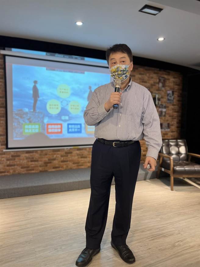 成立43年的资策会今年将启动大转型，执行长卓政宏宣示，逐步退出做政府乙方委托球员角色，转往发展为顾问与认验证的第三分协力角色，做好协助产业秩序的教练与裁判角色。(图／王玉树摄)