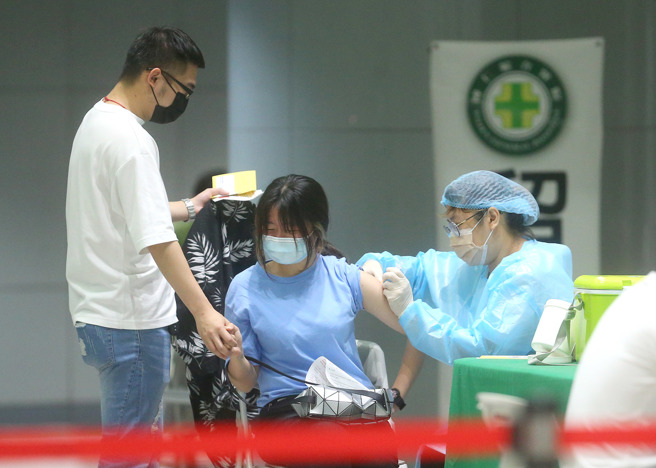 何美鄉建議全家人都要施打新冠肺炎疫苗，以保護尚無法接種的5歲以下孩童。（資料照片/粘耿豪攝）