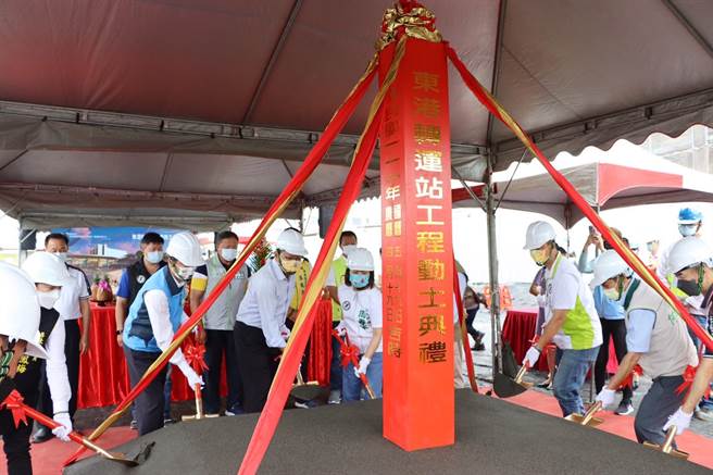 东港转运站19日动土，将整合高垦线、公路客运、市区公车、小黄公车等12条路线，有效减缓东港交通拥挤问题。（谢佳潾摄）