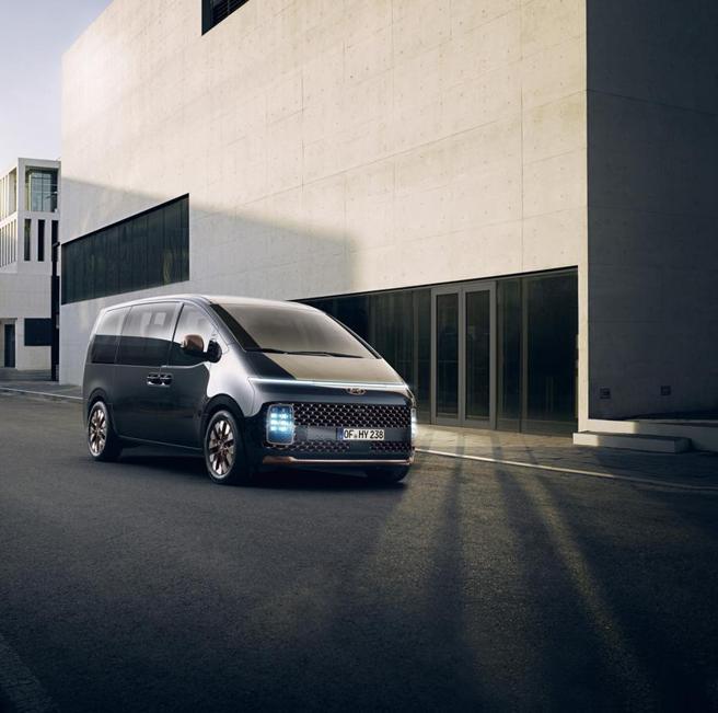 （外型酷似星舰、极具未来感的现代旗舰商旅车Staria在台上市。图／业者提供）